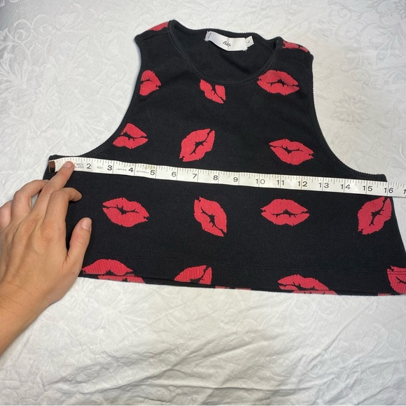 Kiss Lipstick Print Crop Top Tank High Neck Racerback Black Red Women’s Large L - Picture 4 of 6